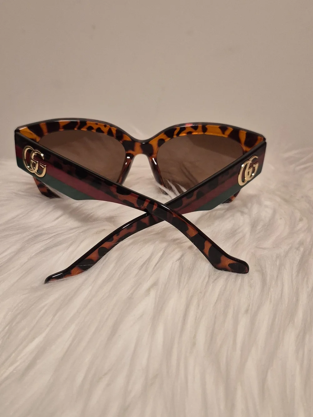 GG-Style Women’s Tortoiseshell Sunglasses with Green and Red Accent